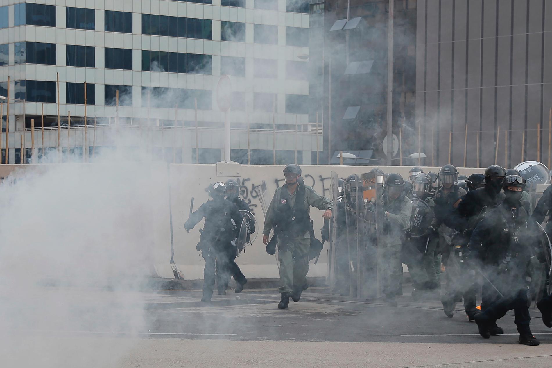 Detta var första gången på tio dagar som polisen använde tårgas mot demonstranterna i Hongkong.