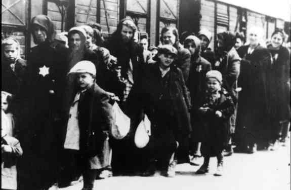 Polska judar står i kö utanför ett godståg som kommer att ta dem till koncentrationslägret Treblinka.