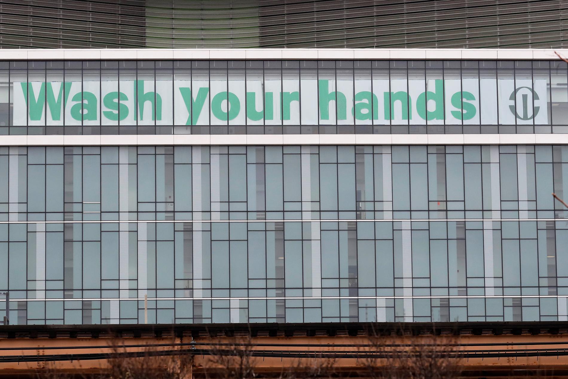 En skylt med uppmaningen att tvätta händerna utanför ett sjukhus i Chicago.