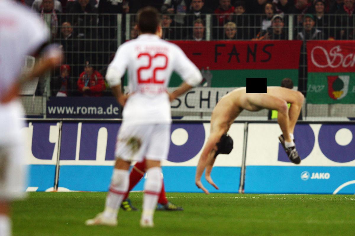 Mannen som sprang in på planen i Bayern Münchens match började göra... volter!