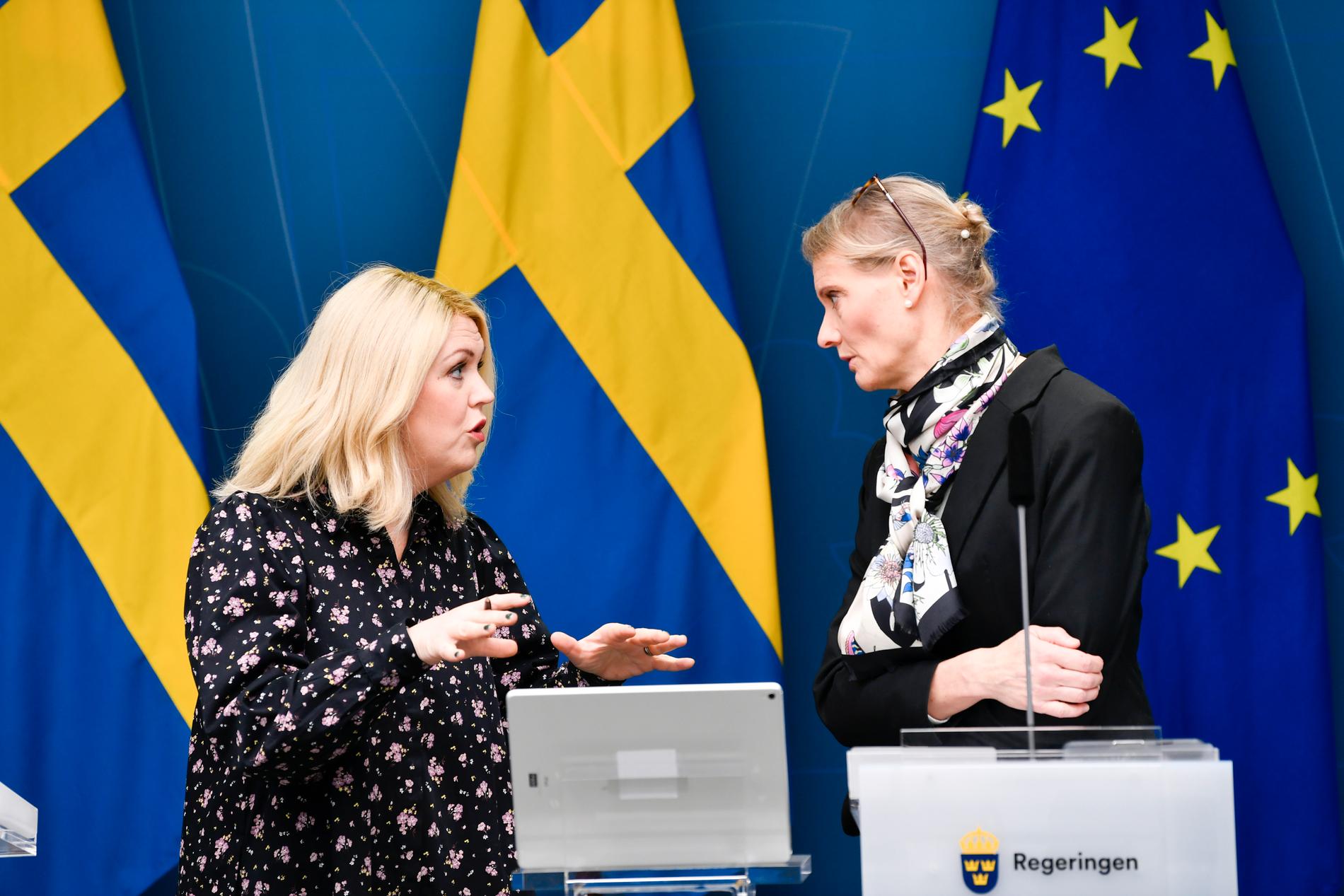 Socialminister Lena Hallengren och Folkhälsomyndighetens generaldirektör Karin Tegmark Wisell under torsdagens pressträff om vaccin.