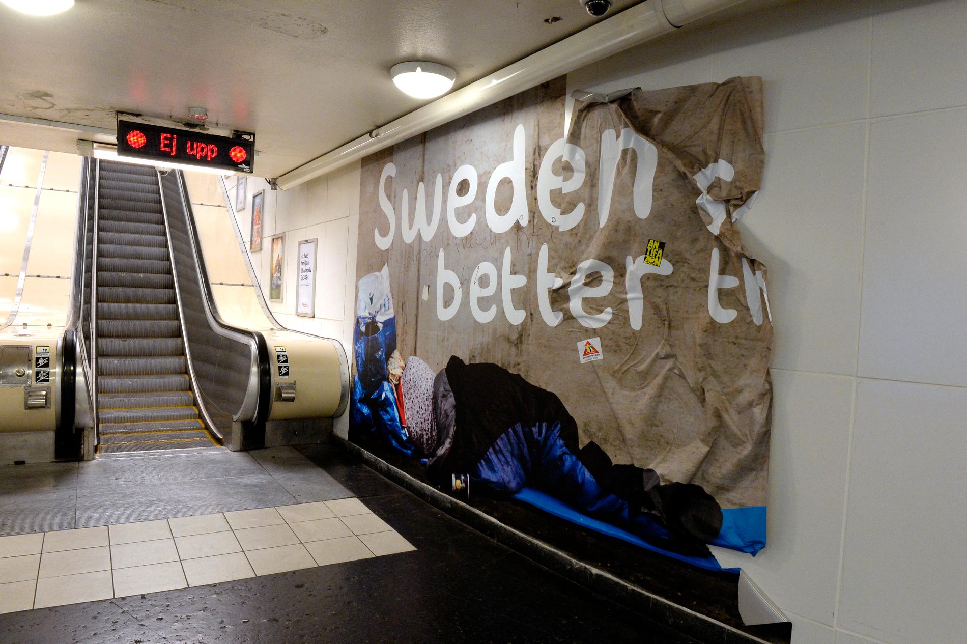Annonskampanjen på Östermalmstorgs tunnelbanestation bad om ursäkt för uteliggare och kallade dem ”a mess”.