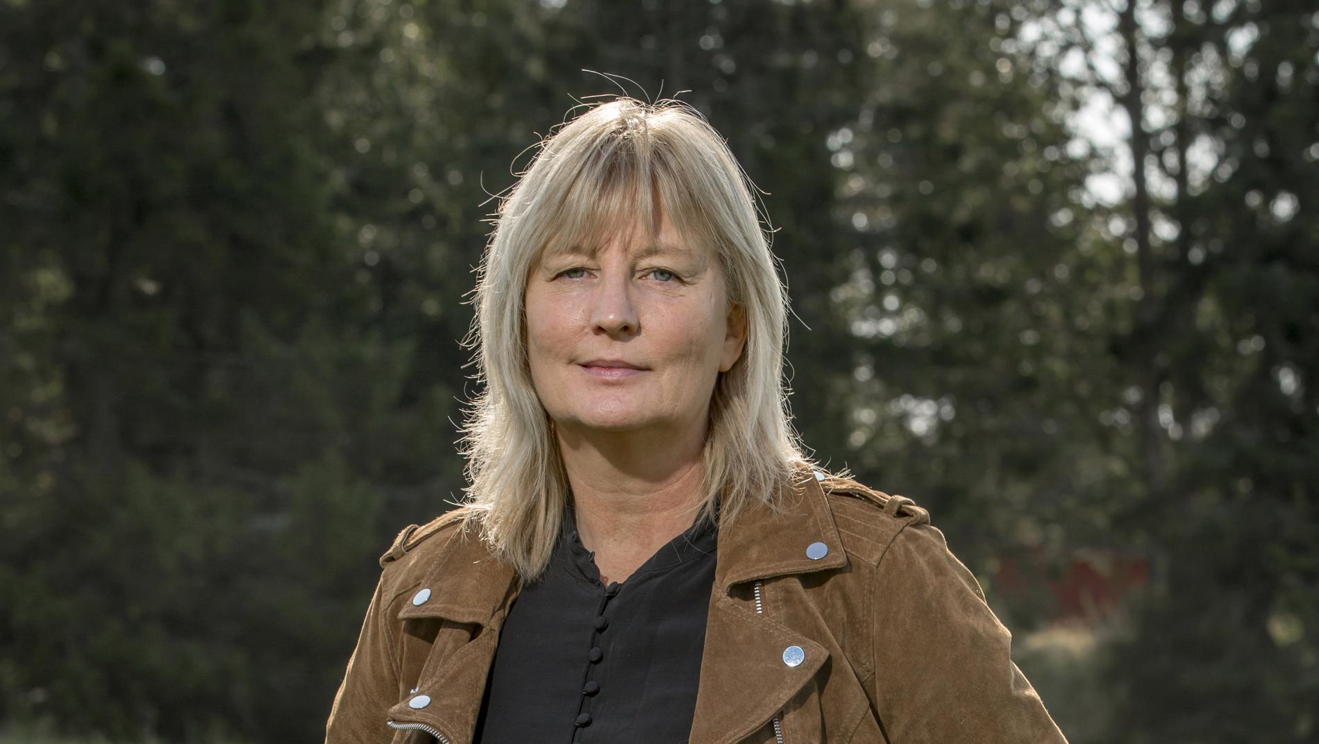 Karin Smirnoff (f 1965) följer nu upp debuten ”Jag for ner till bror” med ”Vi for upp med mor”.
