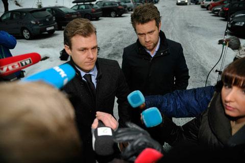 Anders Behring Breiviks försvarsadvokater Odd Ivar Grøn och Tord Jordet på väg in till Ila fängelset där Breivik får åtalet uppläst.