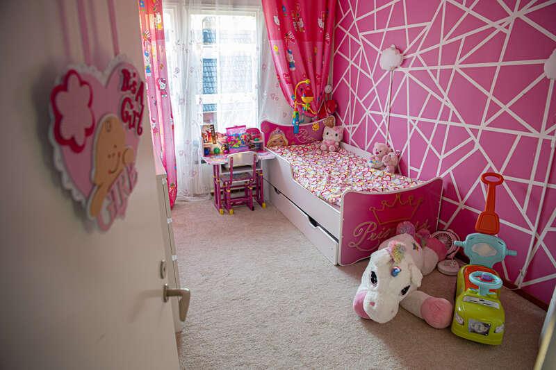 Marittas sovrum, inrett i favoritfärgen rosa. 