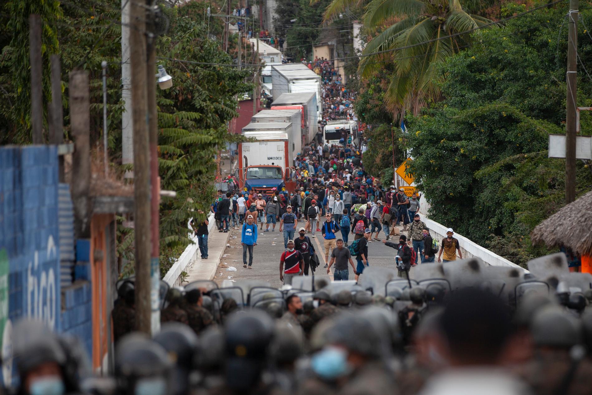 Säkerhetsstyrkor skingrar migranter i Guatemala som vill ta sig till USA.