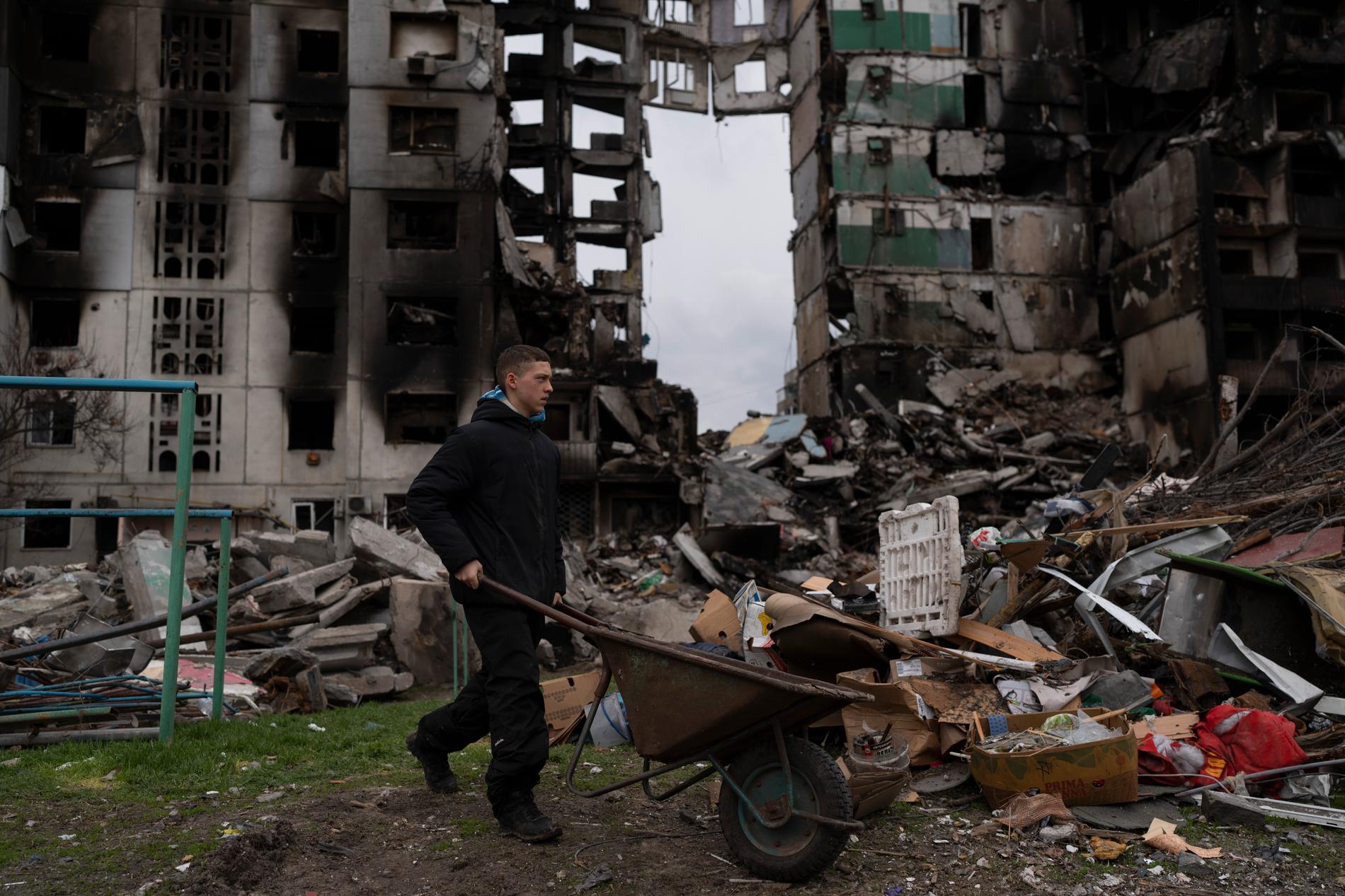 Förutom det rent mänskliga lidandet är också Ukrainas ekonomi svårt påverkad av kriget. Bilden togs den 10 april.