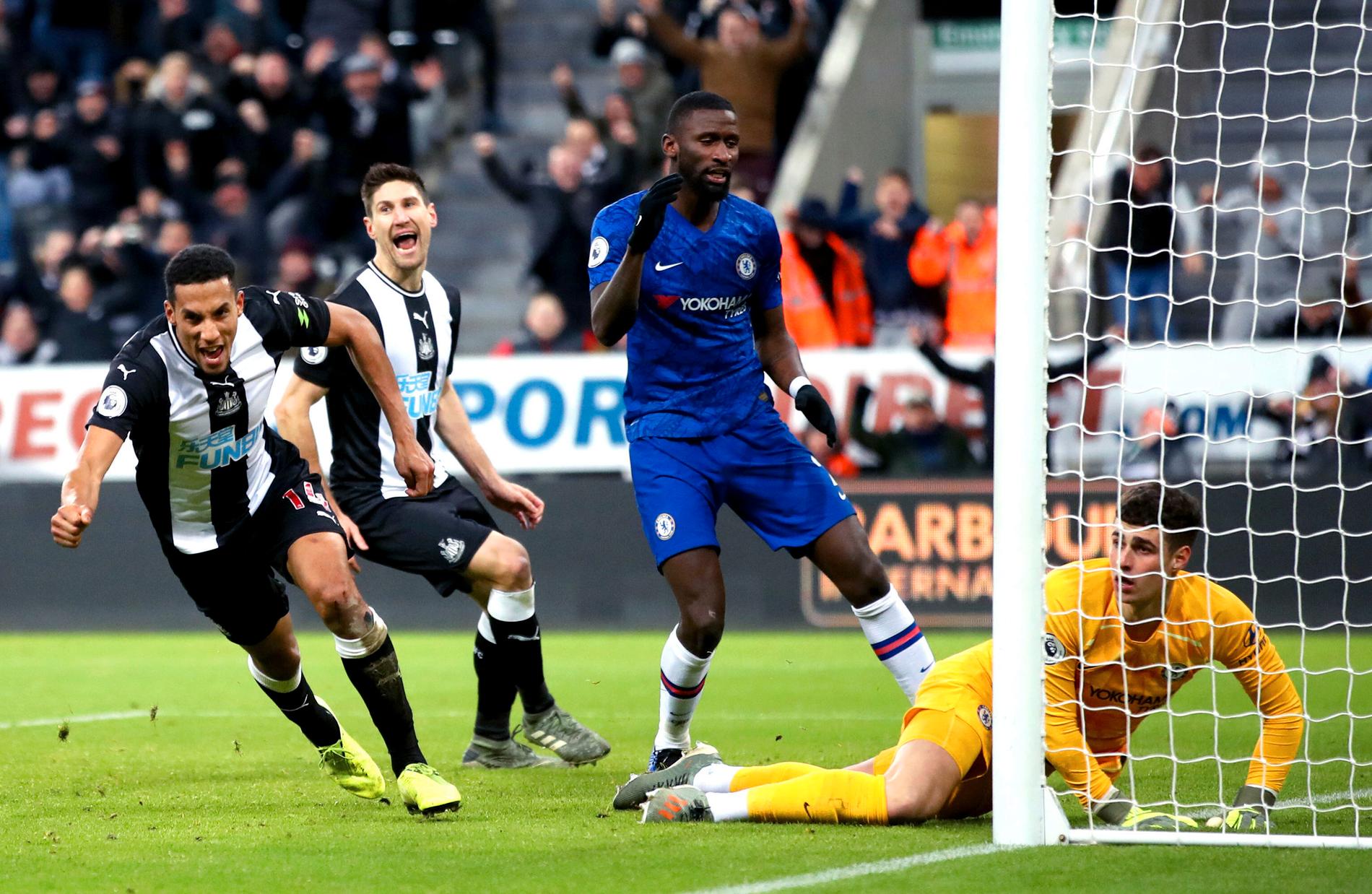 Newcastles Isaac Hayden satte 1–0 mot Chelsea i den 94:e minuten.