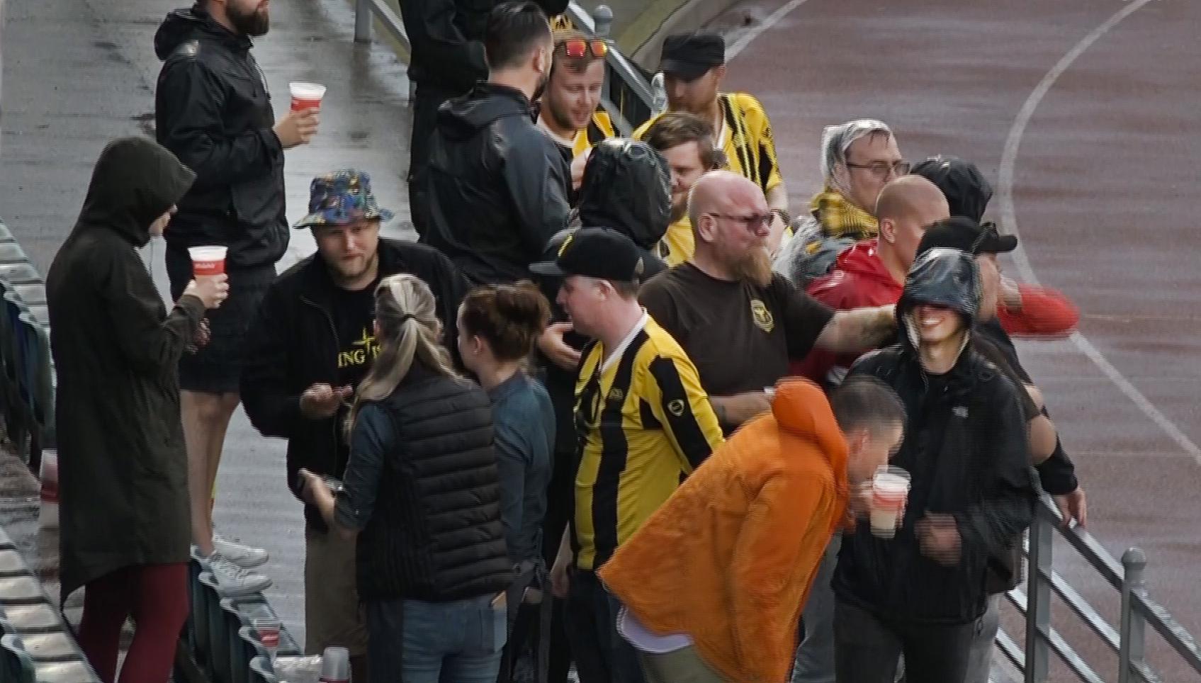 Tappra tillresta Häcken-fans fick fira i regnet på lilla Daugava Stadium.