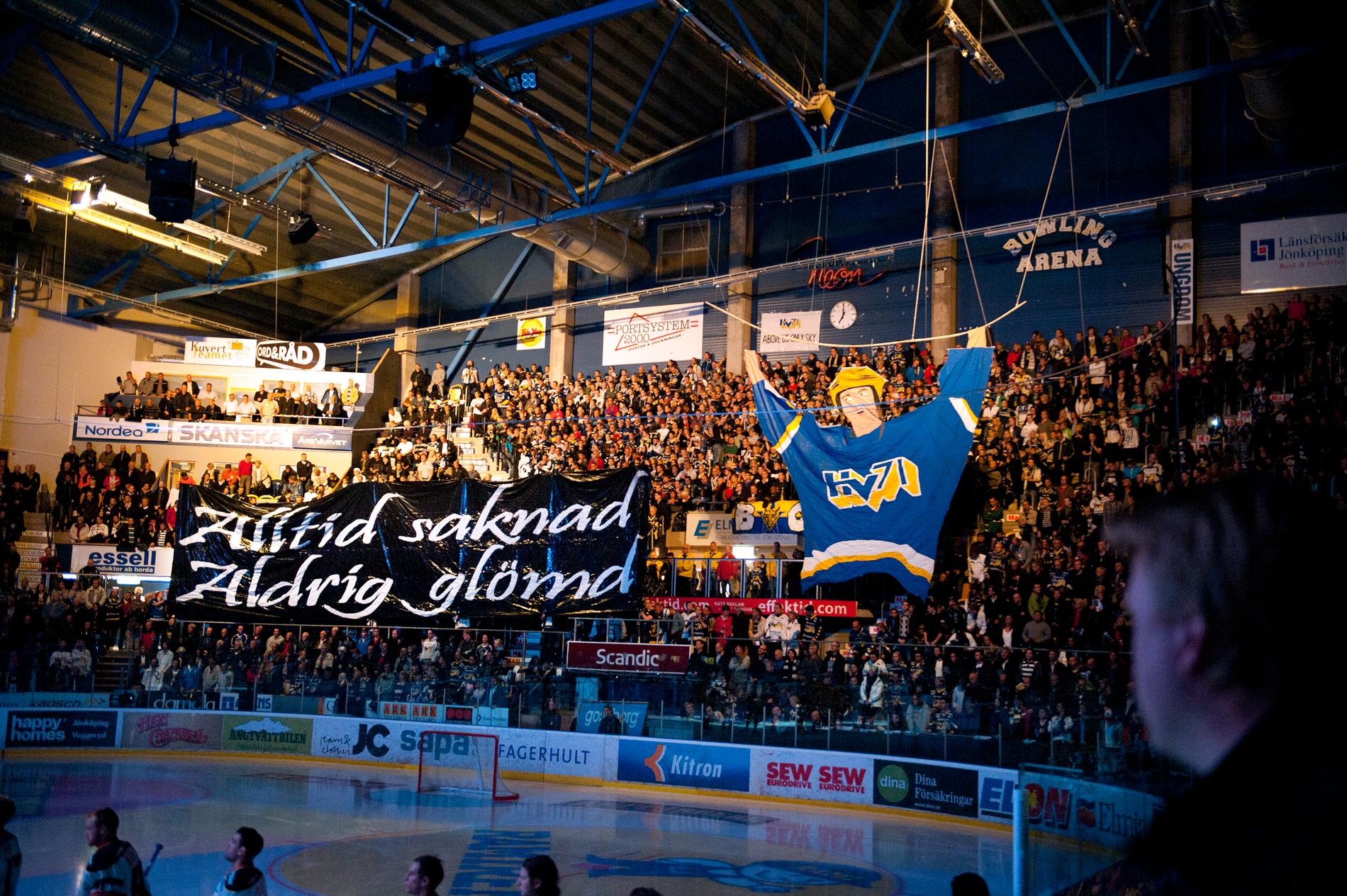 HV71-fans hyllar Stefan Liv i elitseriepremiären.