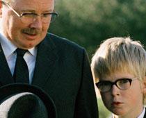 Fantastiskt spel av pappan (Jesper Asholt) och den 11-årige sonen (Jannik Lorenzen) i den danske filmen ”Konsten att gråta i kör”.