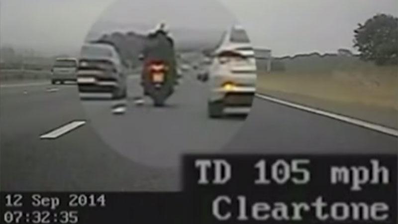 Den efterföljande polismotorcykeln filmar när Paul Roberts kryssar mellan filerna och kör om mellan bilar i 170 km/h.