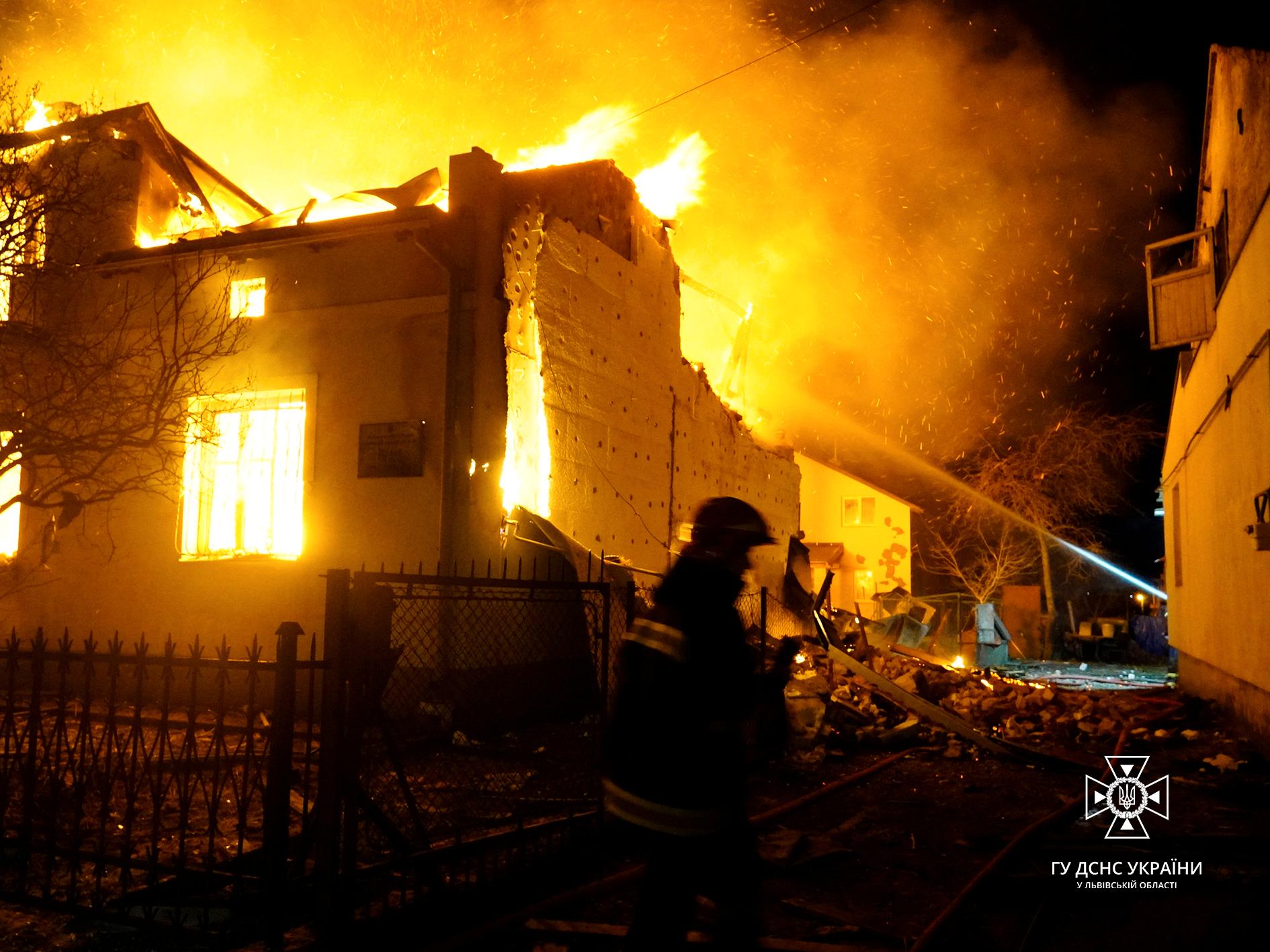 Byggnad i brand efter en rysk drönarattack i Lviv, Ukraina, den 1 januari. 