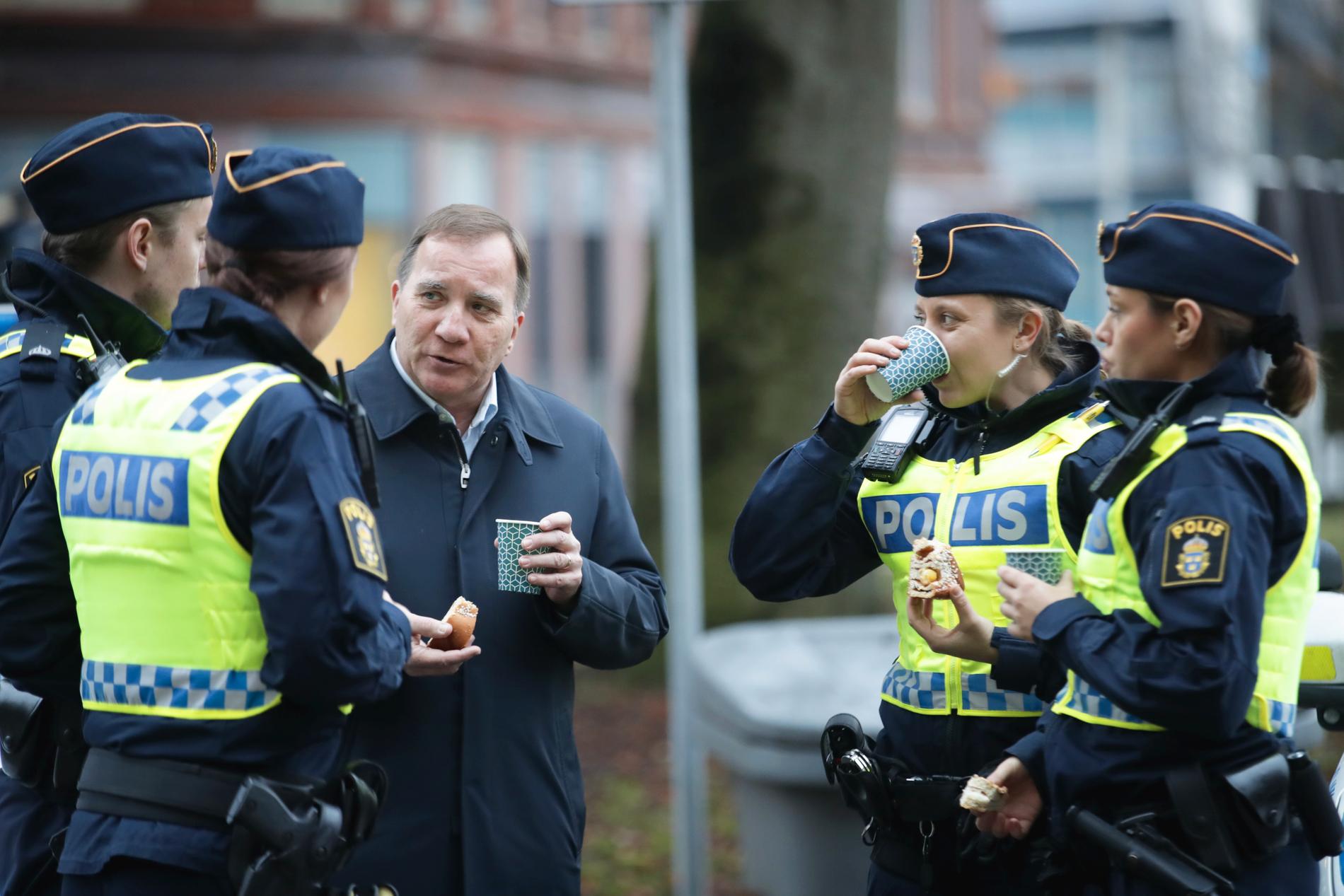 Statsminister Stefan Löfven (S) fikar med poliser i Göteborg under sin turné i södra Sverige.