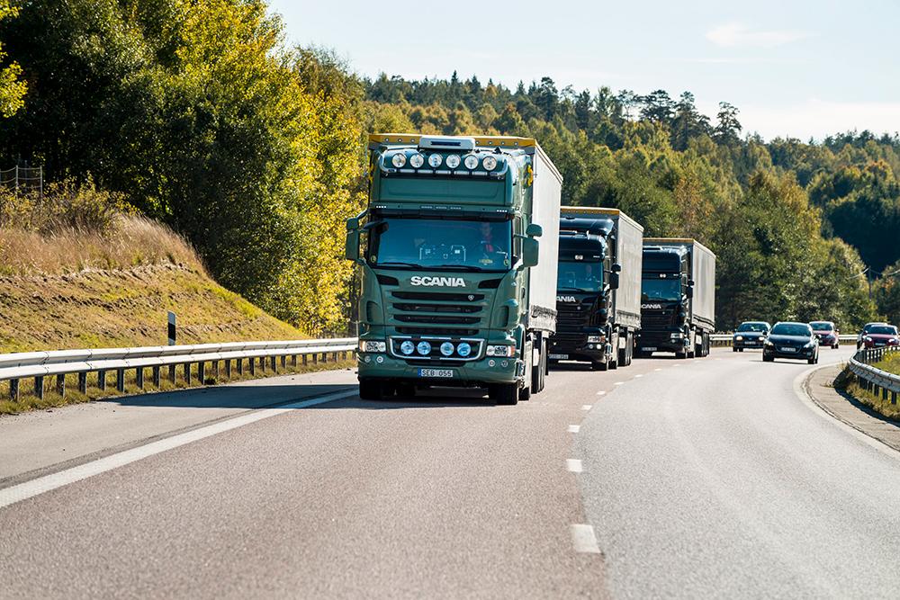 Scania har fått i uppdrag att utforma världens första fullskaliga självkörande lastbilskonvoj.