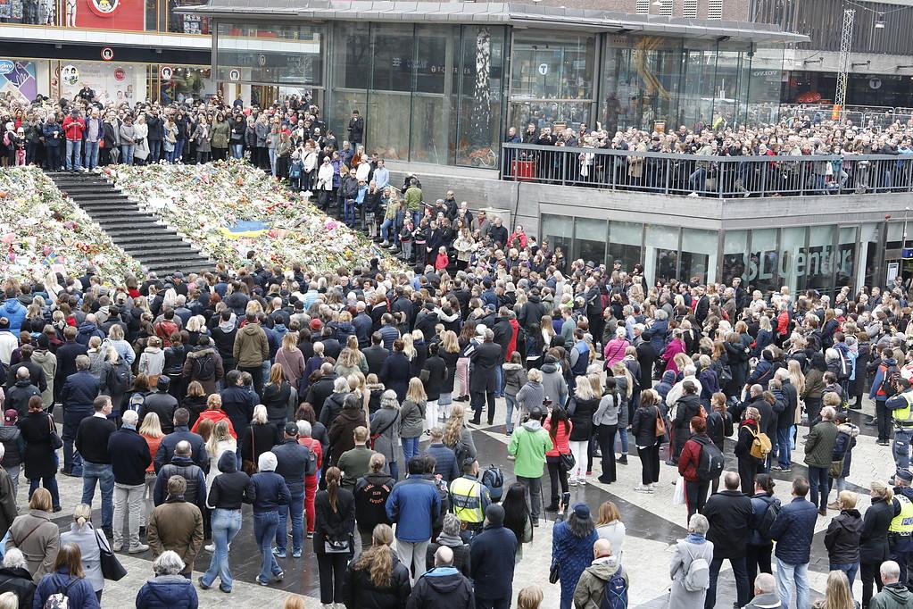 Människor på Sergels torg under den tysta minuten i Stockholm.