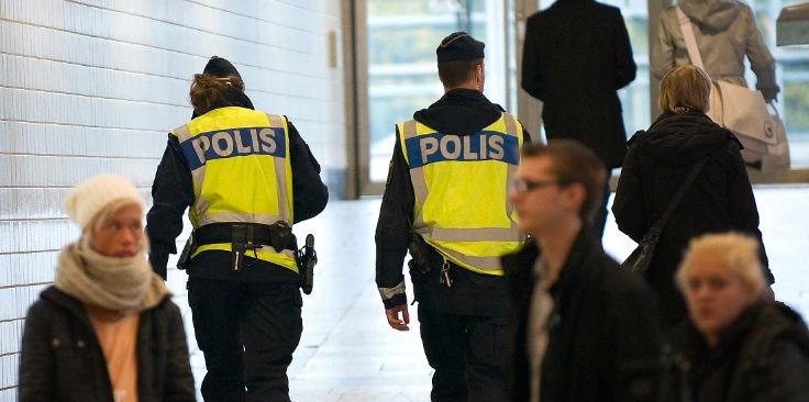 Falskt alarm  Polisen patrullerar efter tipset om ett bombhot mot Nordstan i Göteborg. Ett tips som visade sig vara felaktigt – och ledde till ett fruktansvärt rättsövergrepp på oskyldiga människor.