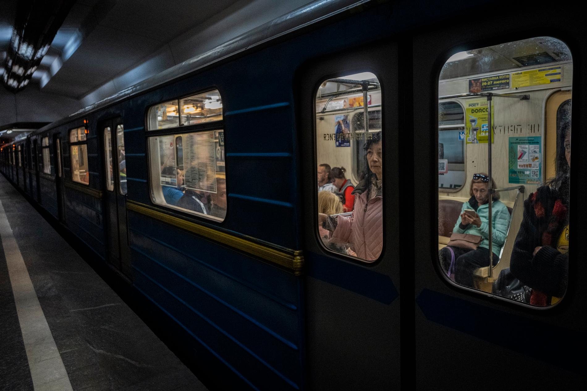 Pendlare i Charkivs återöppnade tunnelbana på tisdagsmorgonen.