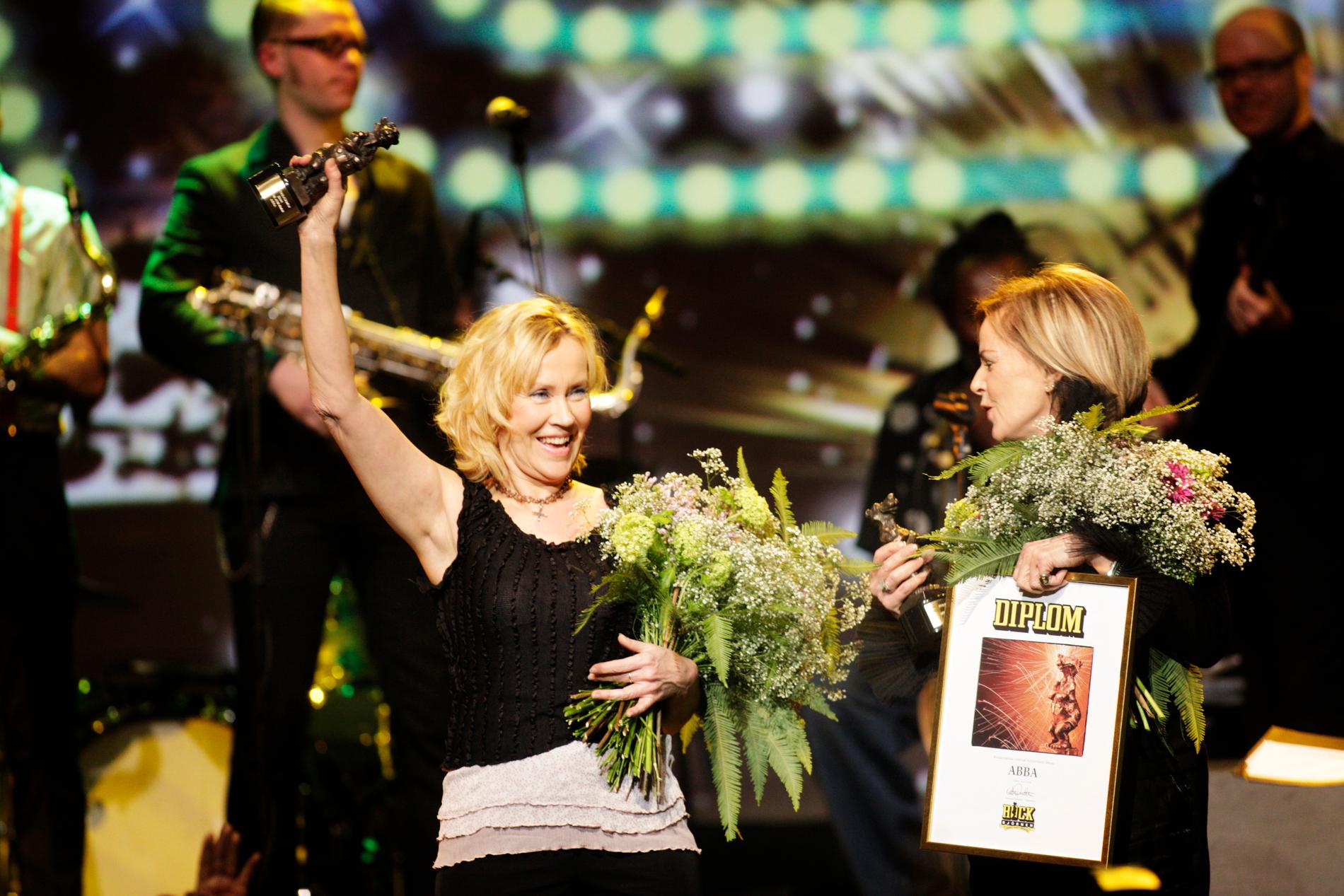 ABBA! En bild vi kanske aldrig trodde vi skulle få se. Agnetha Fältskog och Anni-Frid Lyngstad återförenade på scenen för att ta emot ett pris 2009.