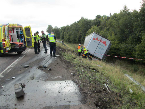 Trafikolyckan Föraren av lastbilen körde i full fart långt inne på vägrenen och körde in i djurambulansen i på E 6:an utanför Helsingborg, 12 september 2014.
