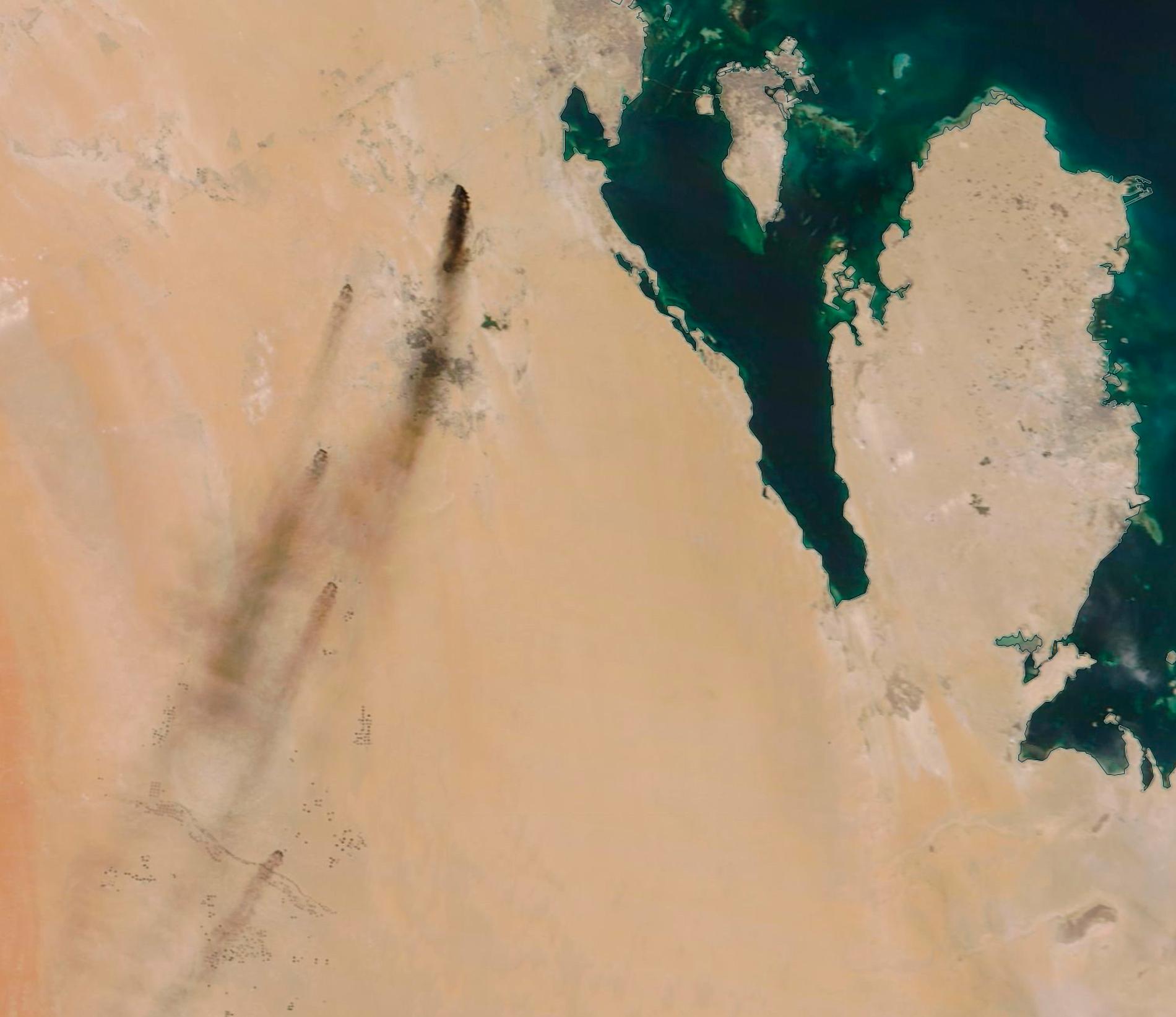 Röken från bränderna syns på satellitbilder från Nasa.