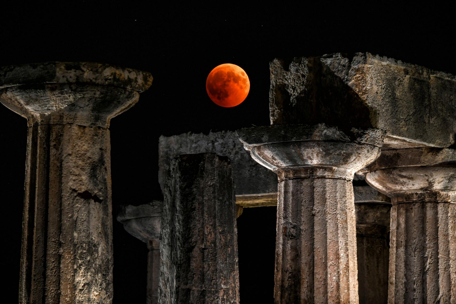 Den här bilden togs vid Apollontemplet i Korinth väster om Greklands huvudstad Aten.