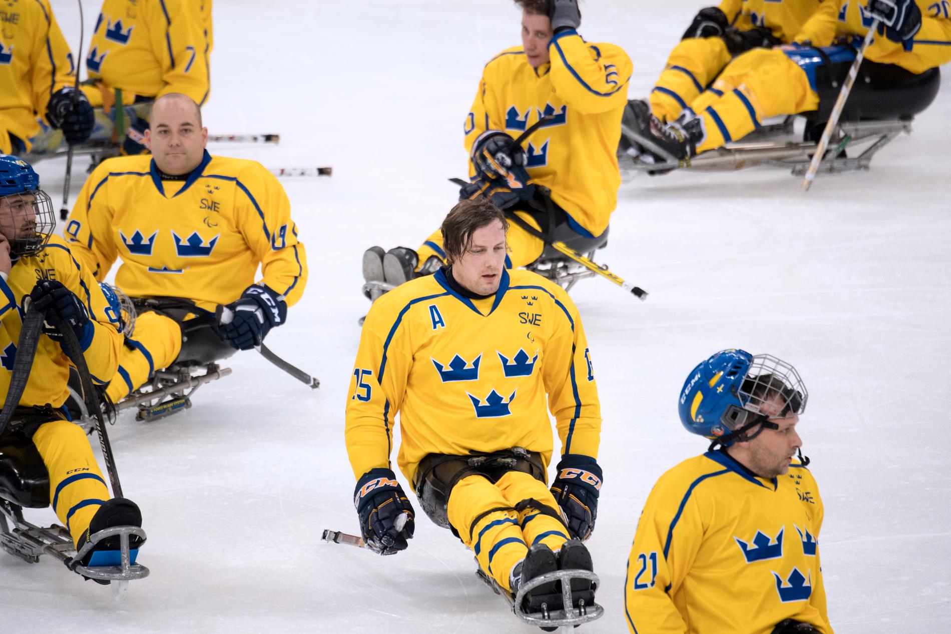 Sveriges kälkhockey-lag i Pyeongchang har inte vunnit en match hittills, och gör upp med Japan om sistaplatsen i hela Paralympics. 