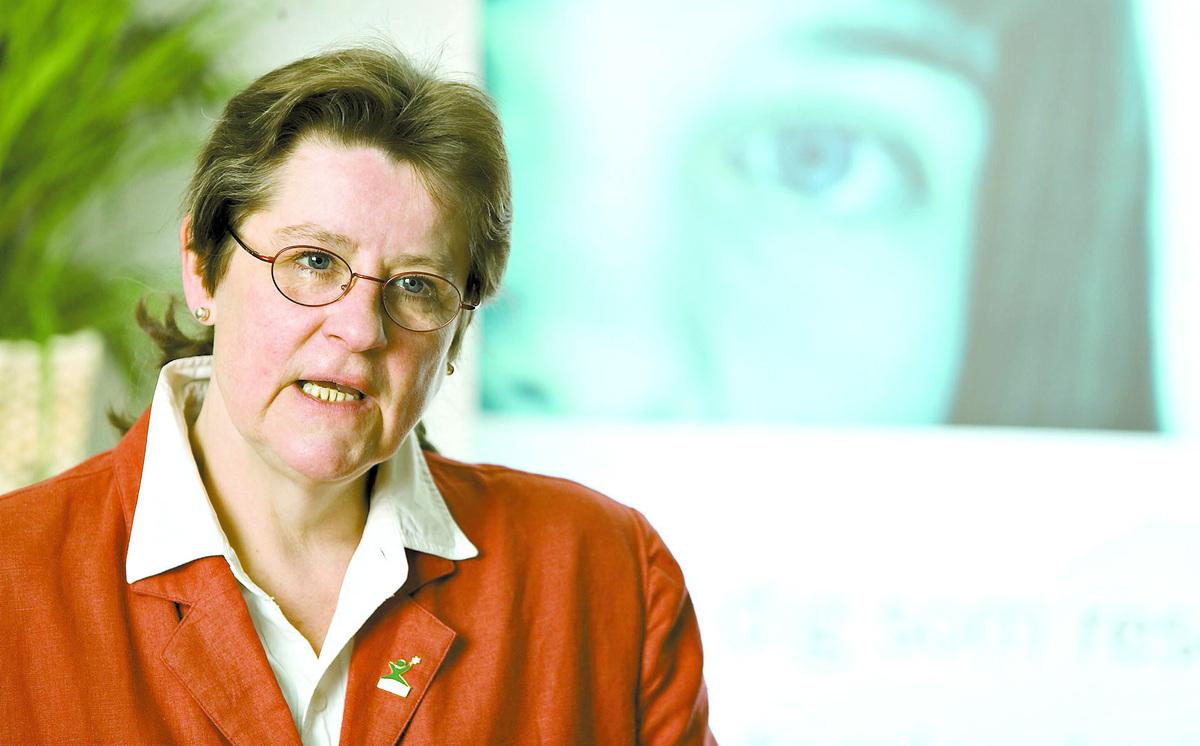 ”FLER BARN UTSÄTTS” Helena Karlén, generalsekreterare på organisationen Ecpat, reagerar starkt mot Tele2:s vägran att skriva under avtalet.