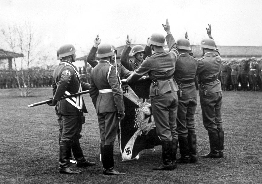 Soldater i tyska armén och Waffen-SS, där svenskar deltog, svor Adolf Hitler trohet intill döden. Arkivbild.