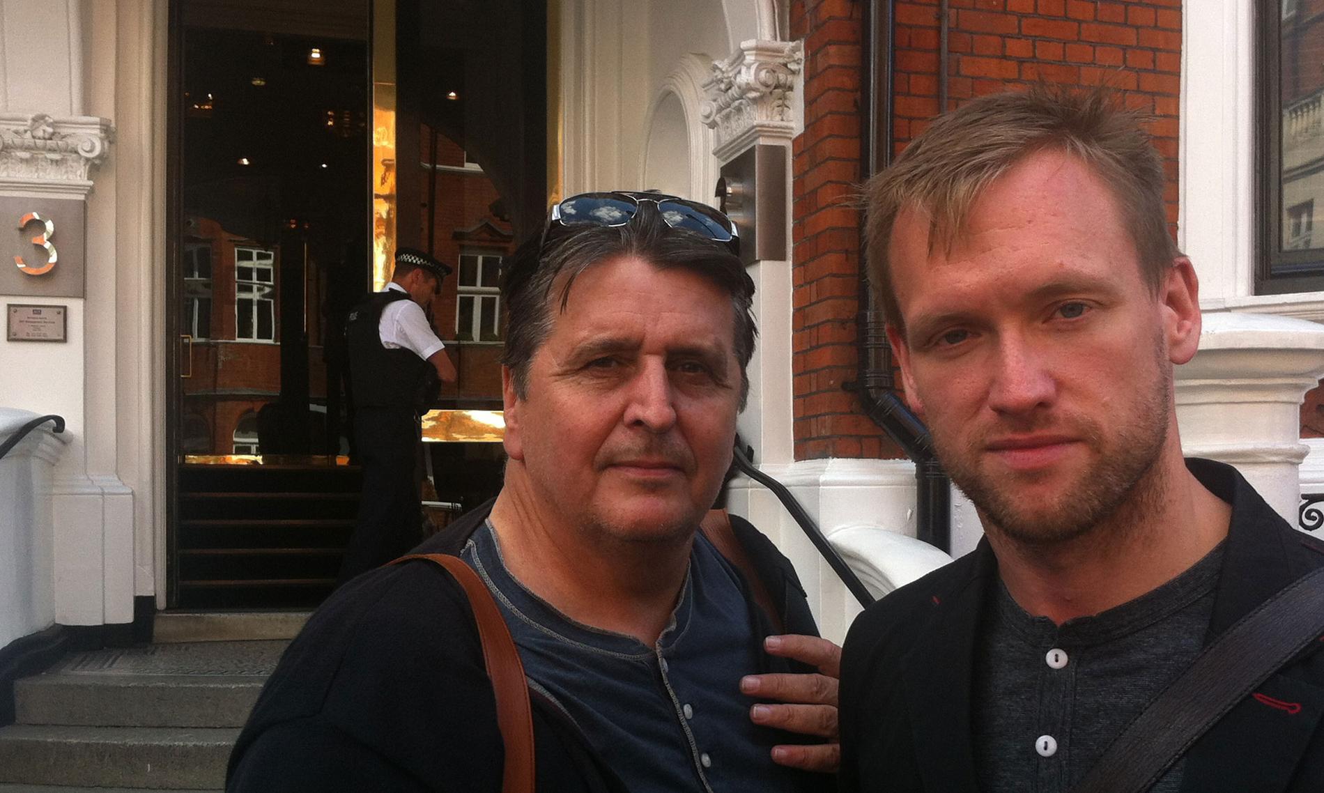 PÅ PLATS. Aftonbladets Torbjörn Ek och Mark Earthy utanför Ecuadors ambassad i London.