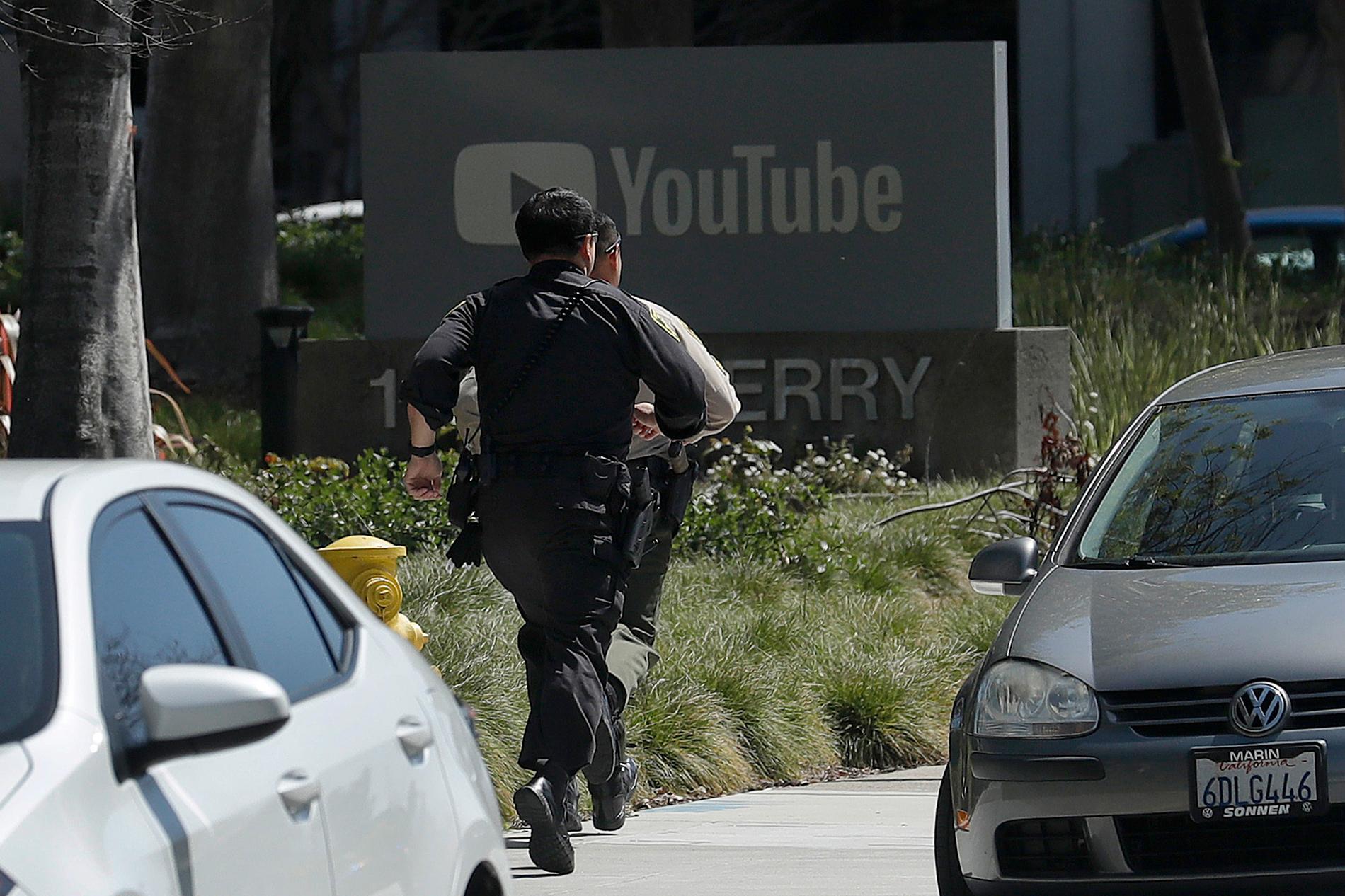 Polis under insatsen vid Youtubes huvudkontor i San Bruno i norra Kalifornien, där en kvinna på tisdagen öppnade eld.