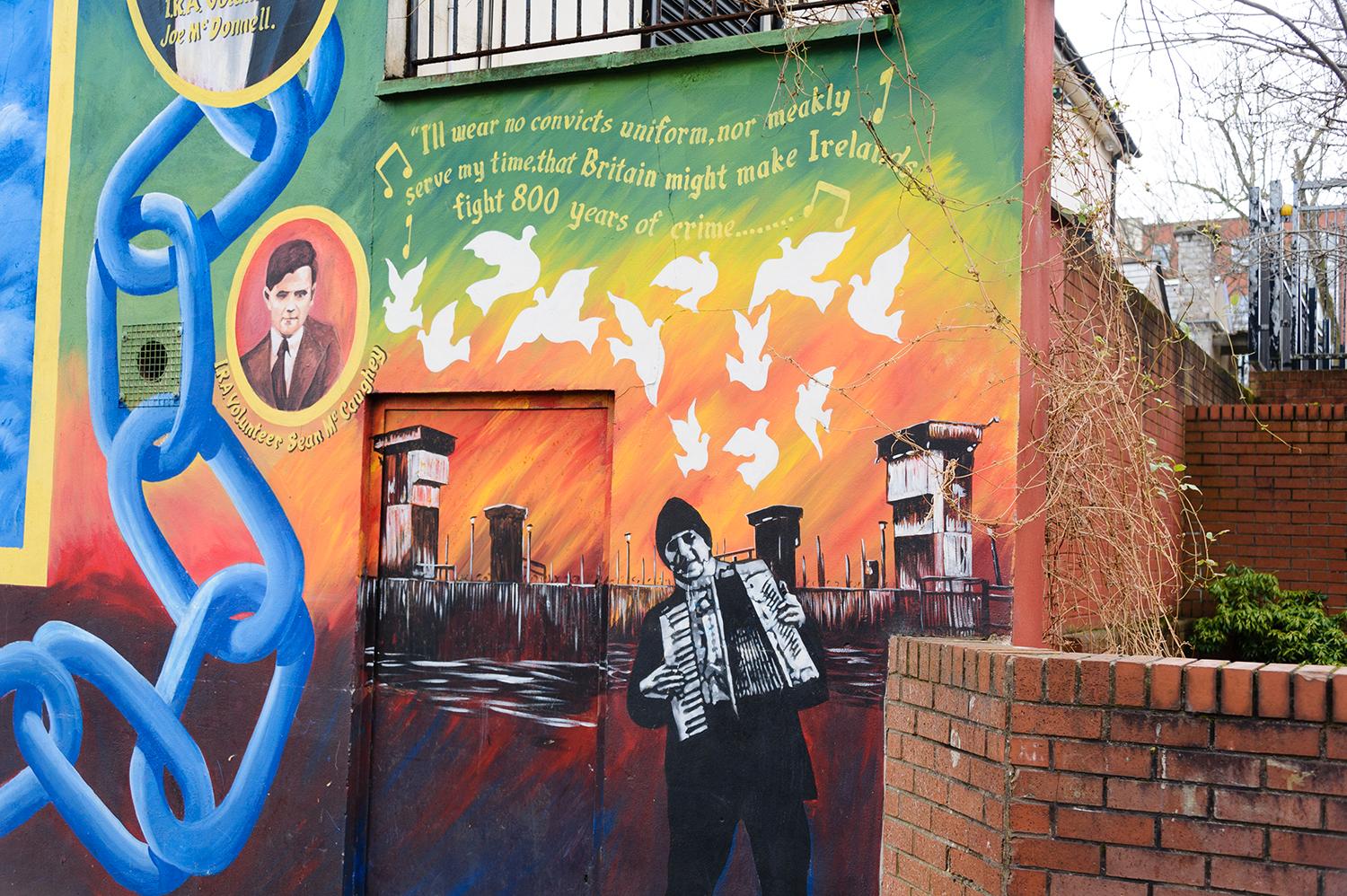 Muralmålning på Sinn Feins högkvarter i Belfast.