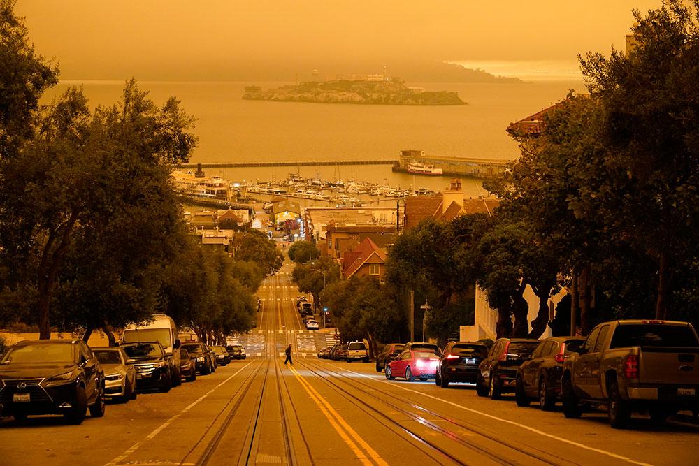 Dunkelt mitt på dagen i San Francisco den 9:e september, av brandröken från bland annat Oregon. 