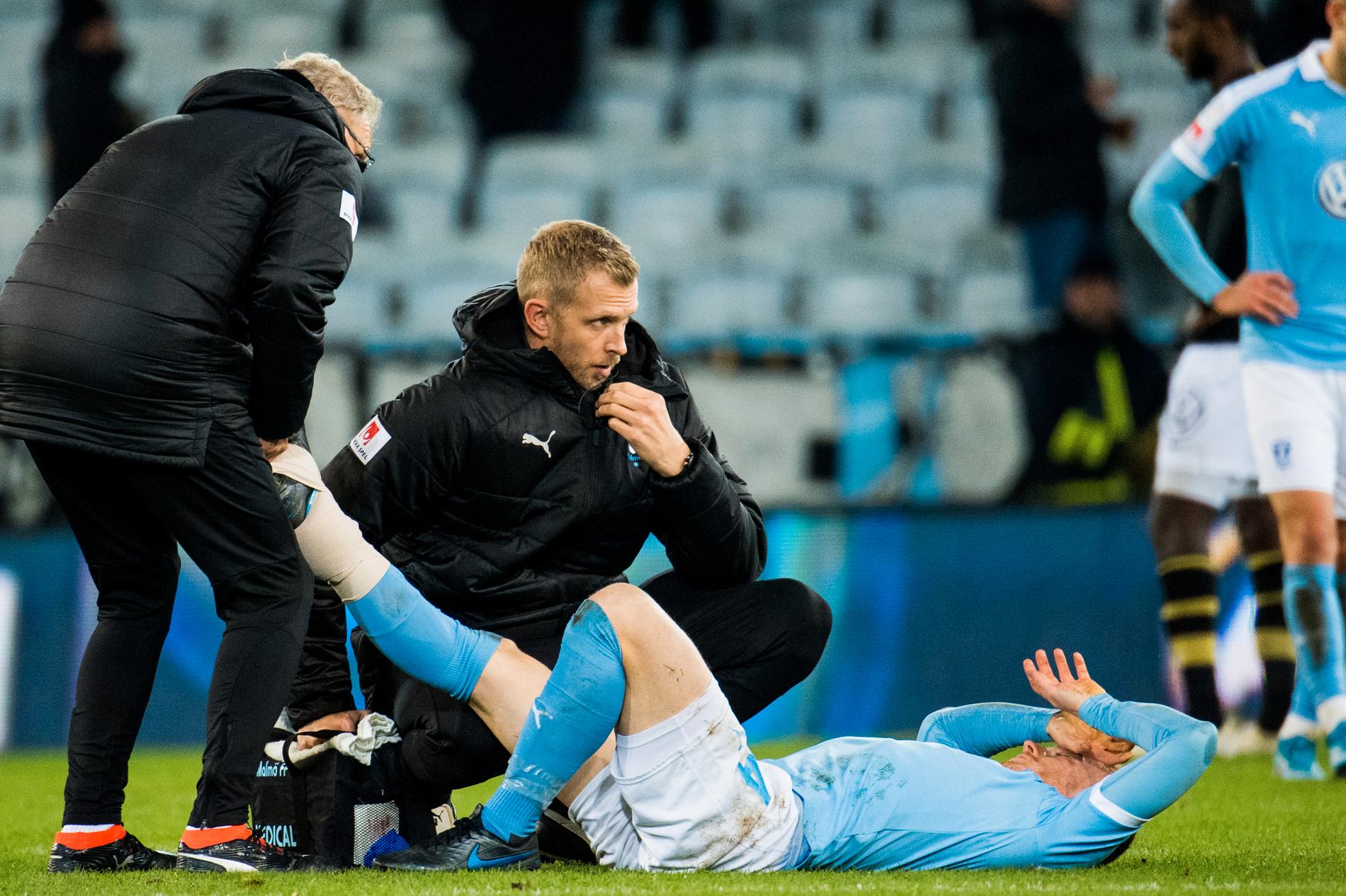 Malmö FF:s Anders Christiansen får vård av läkare under matchen mot AIK den 28 oktober.