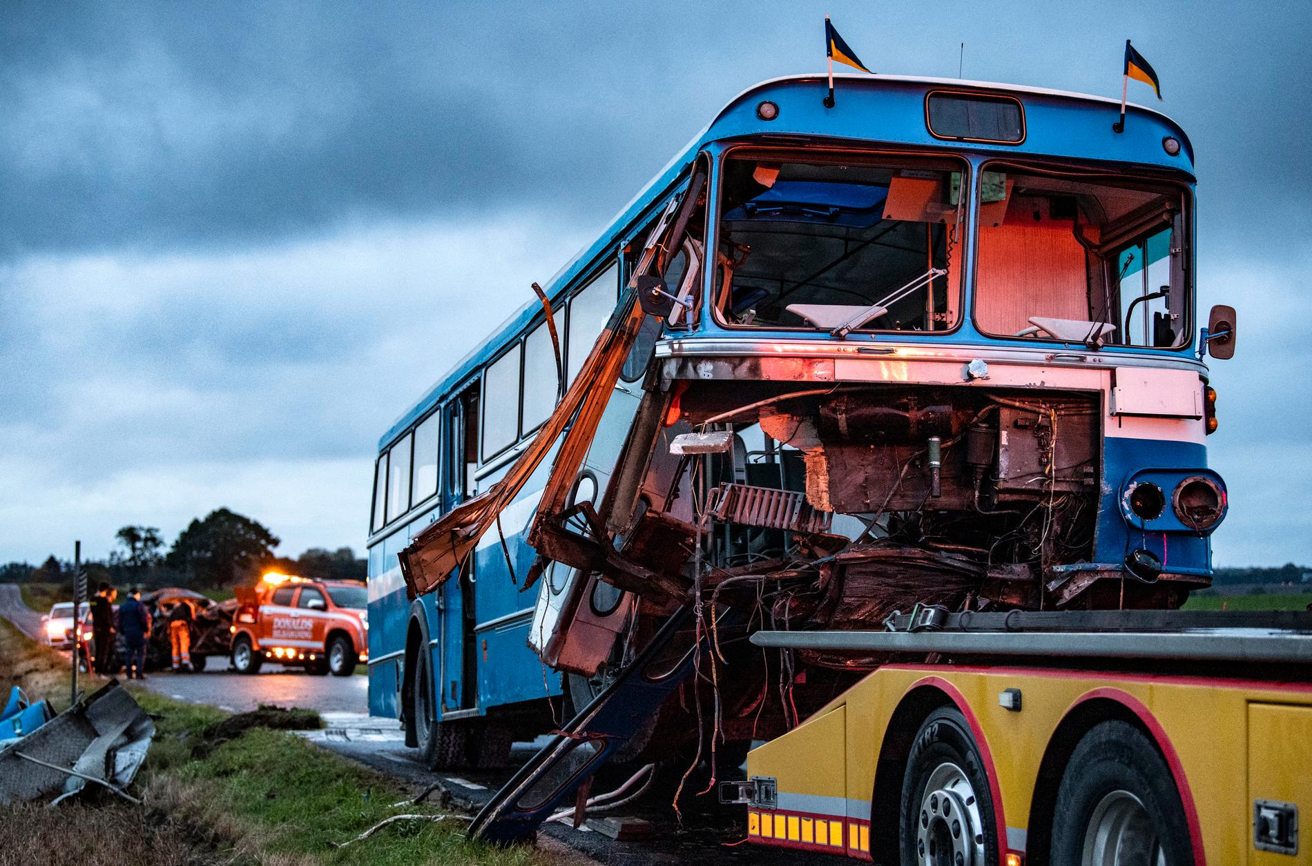 En person omkom i en olycka söder om Helsingborg. En personbil frontalkrockade med en buss.