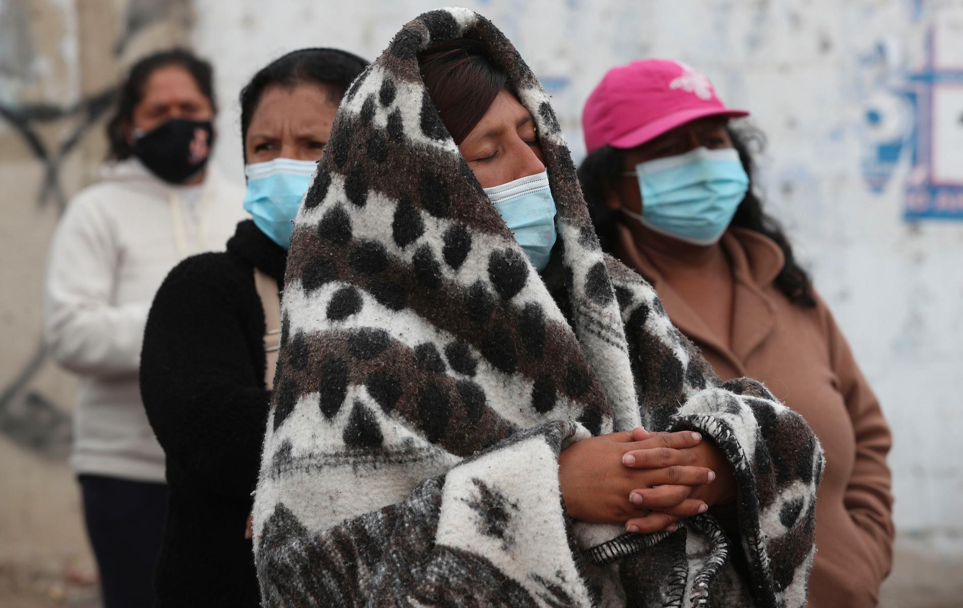 Människor med munskydd i Lima i Peru. Läget är akut i Sydamerika.