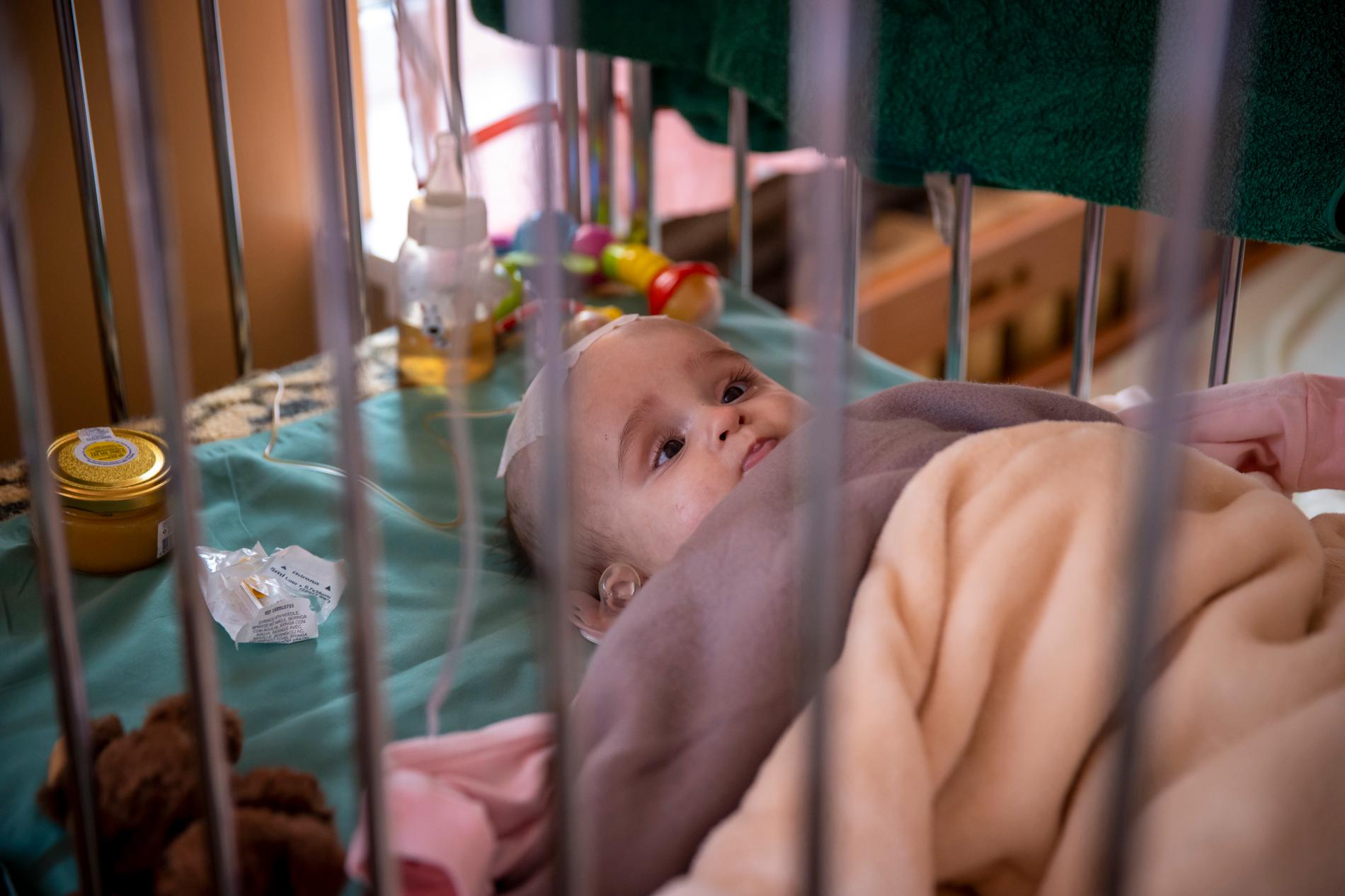 Lilla Solomias hjärna fick tappas på vätska flera gånger under färden till det nya sjukhuset.