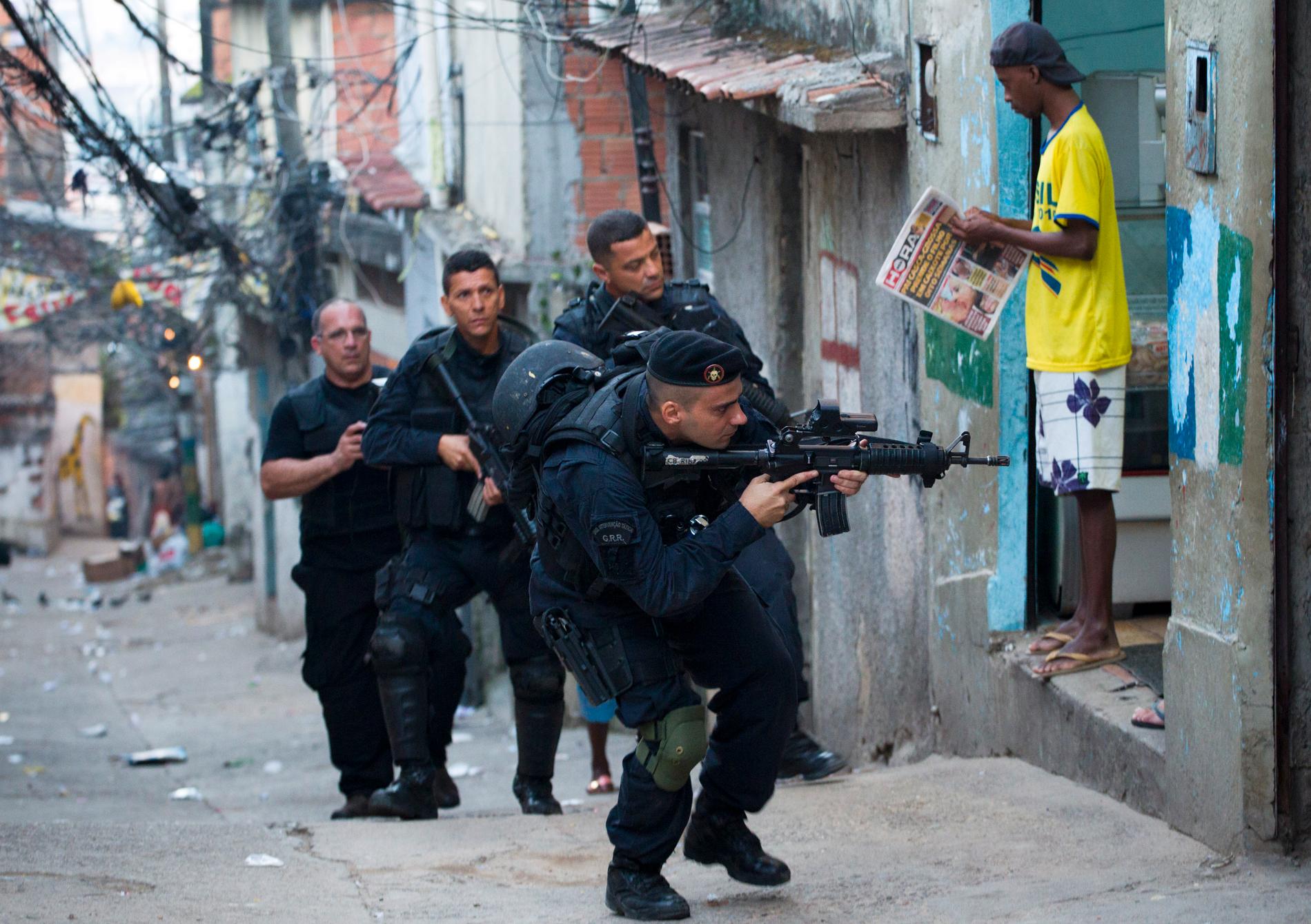 Brasilianska specialpolisen (BOPE) pratullerar Mangueirafavelan i Rio de Janeiro.
