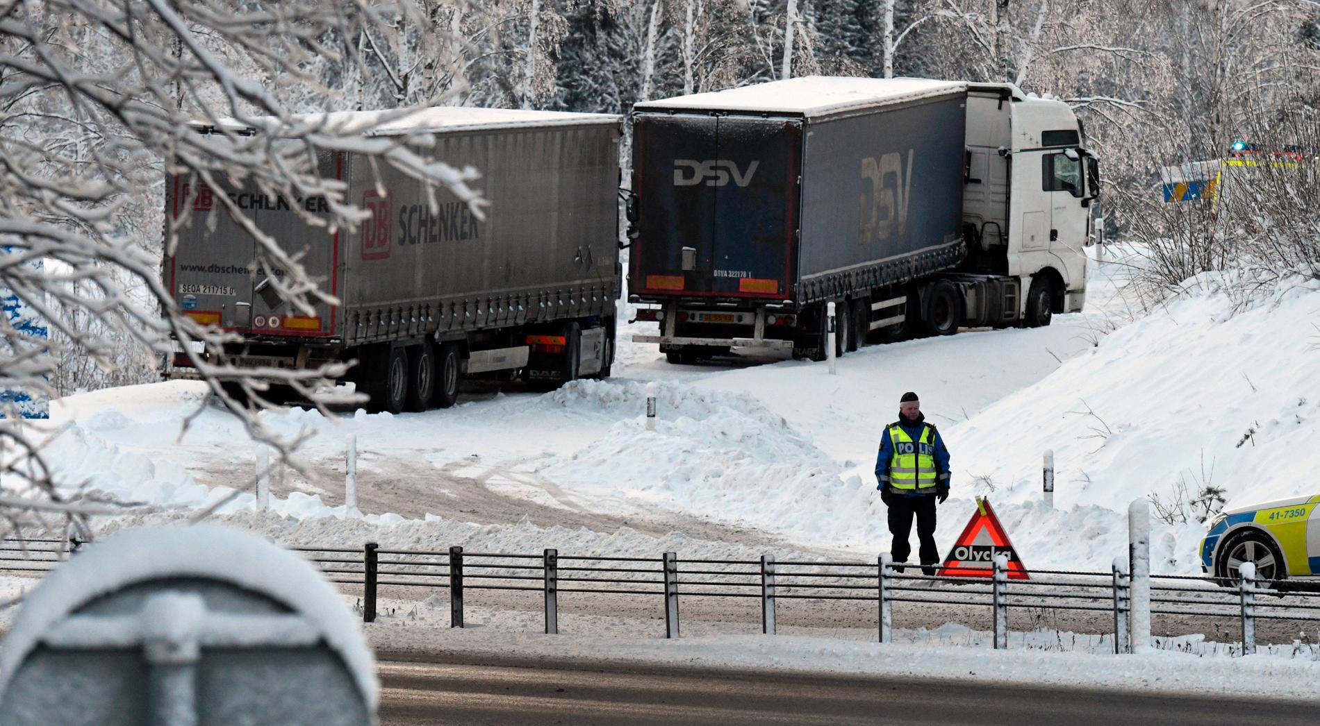 polisen har spärrat av avfarten från e4:an till nyköpingsbro strax söder om nyköping efter att två långtradare fått stopp i backen efter onsdagens snösmocka.