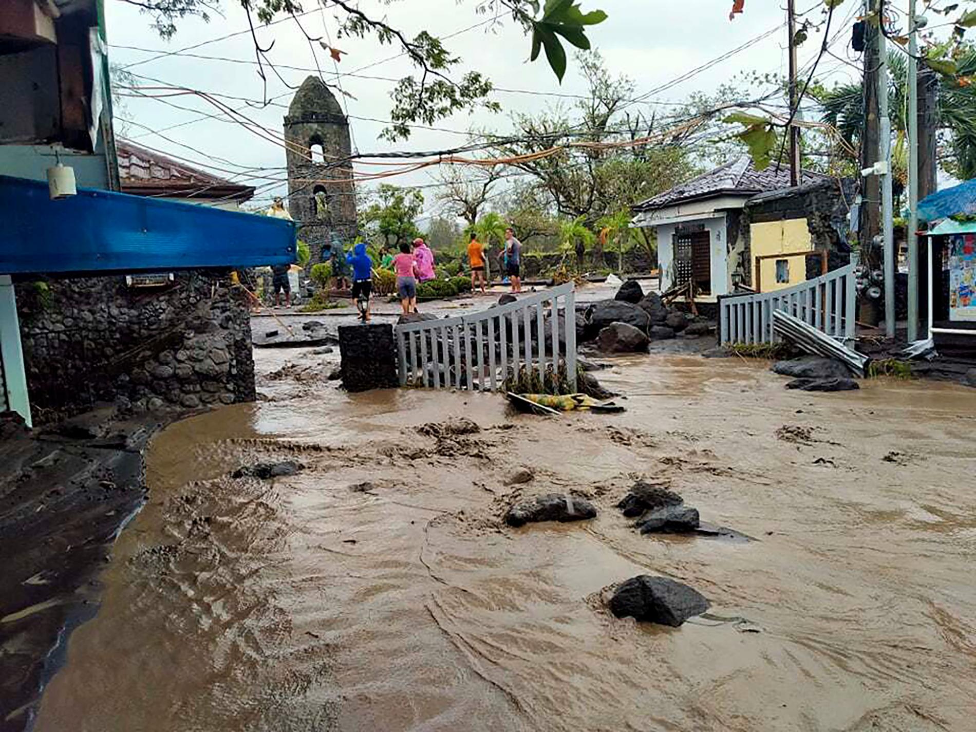 Stora områden har översvämmats i spåren av supertyfonen Gonis framfart i Filippinerna.
