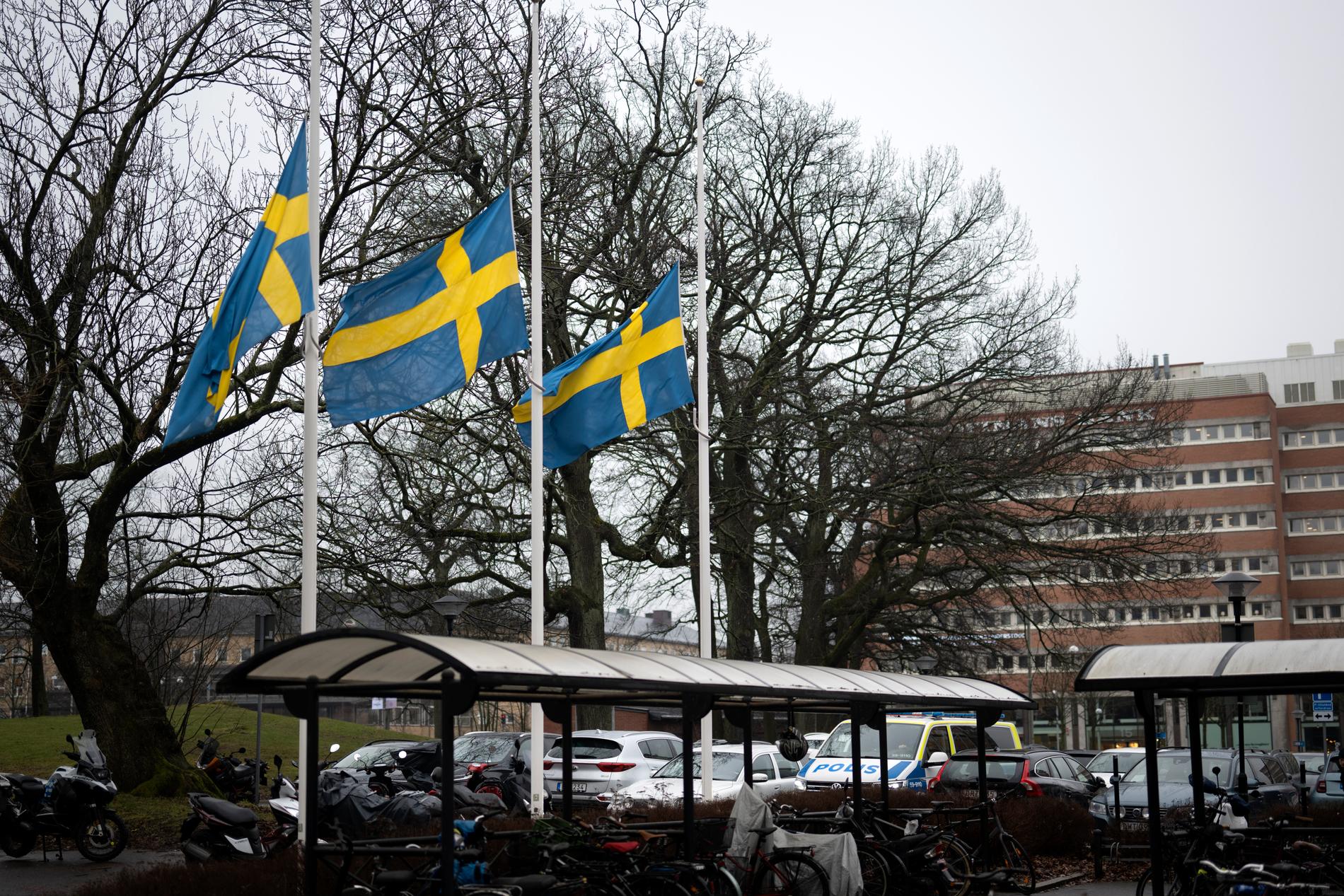Flaggor på halv stång vid polishuset i Göteborg, dagen efter att Mats Löfving, regionpolischef i Stockholm, hittats död i sitt hem. Arkivbild.
