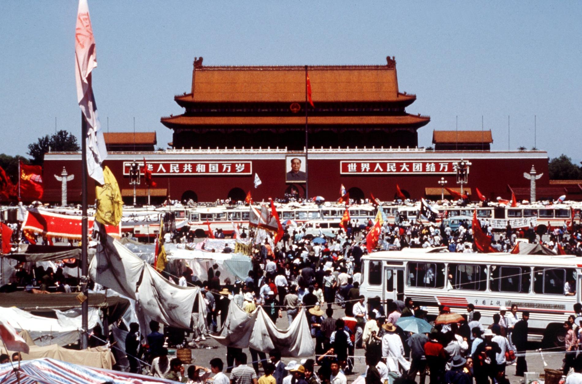 Obs! Obehaglig bild från massakern härnäst, ej för känsliga. Här från demonstrationerna i Peking 1989.