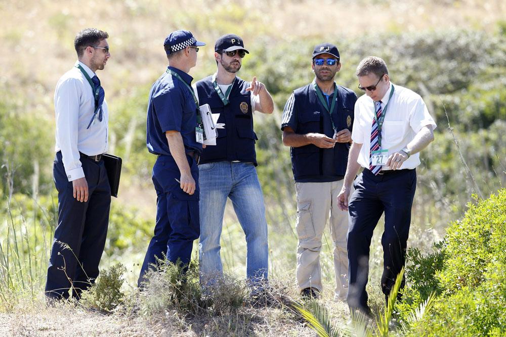 Brittisk och portugisisk polis jobbar tillsammans med att återigen leta efter försvunna Madeleine McCann i Praia da Luz i Portugal. Madeleine McCann försvann i Algarve 2007.