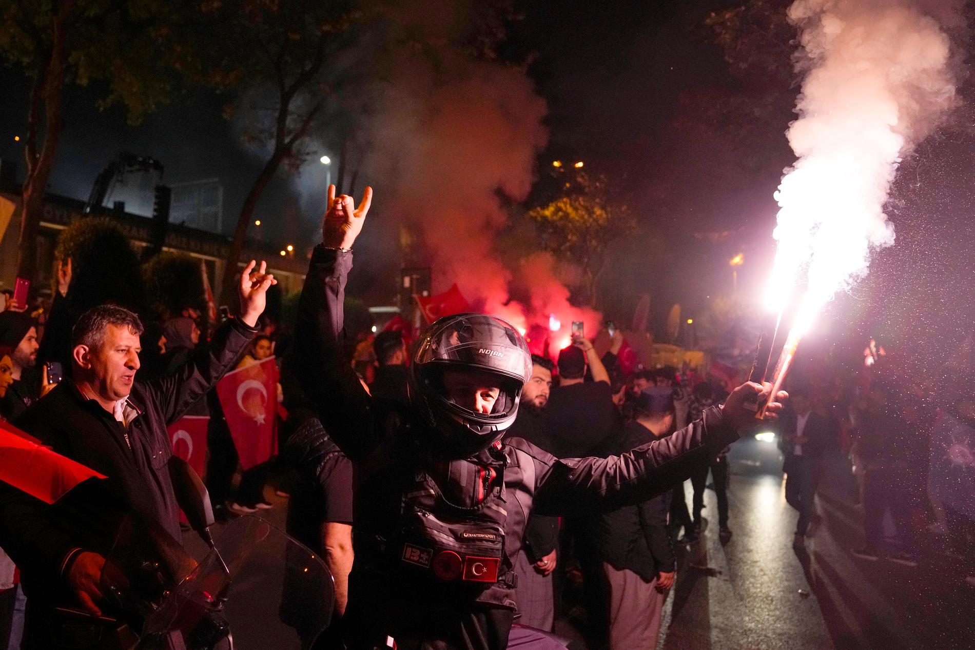Anhängare till president Recep Tayyip Erdogan firar utanför AKP.