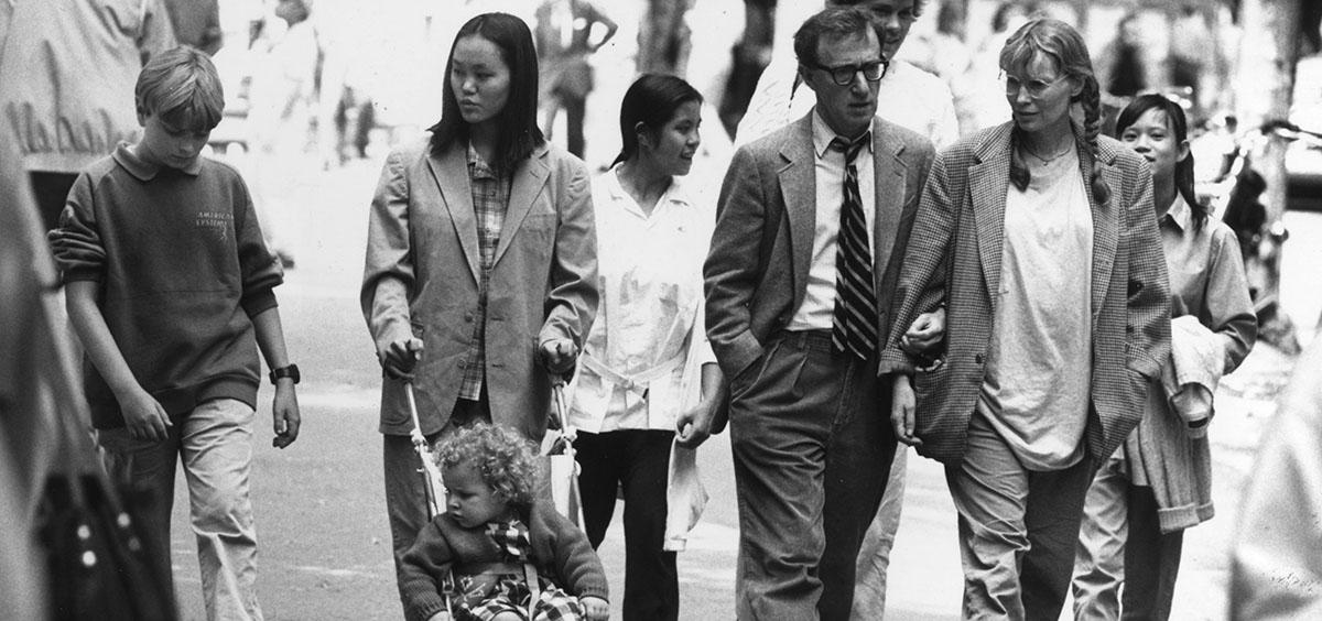 Familjen Allen-Farrow på promenad i Stockholm 1987.