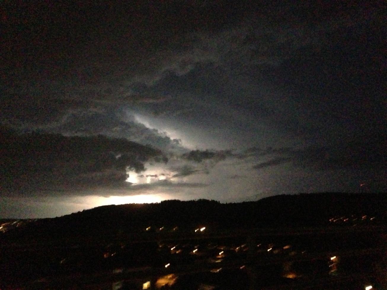 Fångade dagens åskväder på bild. Detta är en av många blixtar som kom under kvällen. Mysigt och mäktigt!
