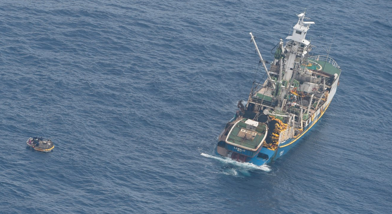 En fiskebåt plockar upp de sju personerna som hittats i en gummibåt efter att en färja med 50 ombord försvunnit.
