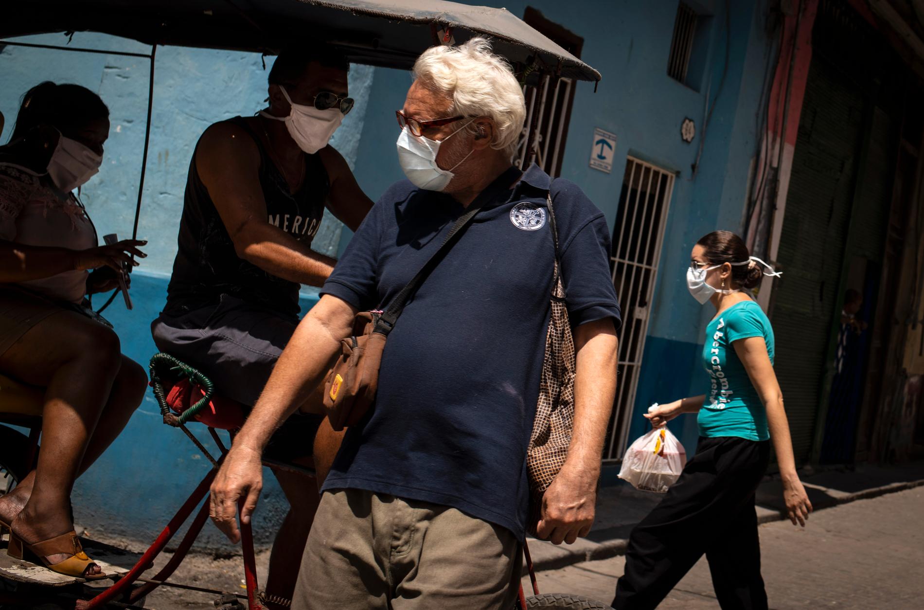 HAVANNA, KUBA Folk bär skyddsmasker när de rör sig i stadsdelen Old Havana i Kubas huvudstad. Sedan utbrottet har det totalt rapporterats in 80 bekräftade fall av covid-19 i landet.