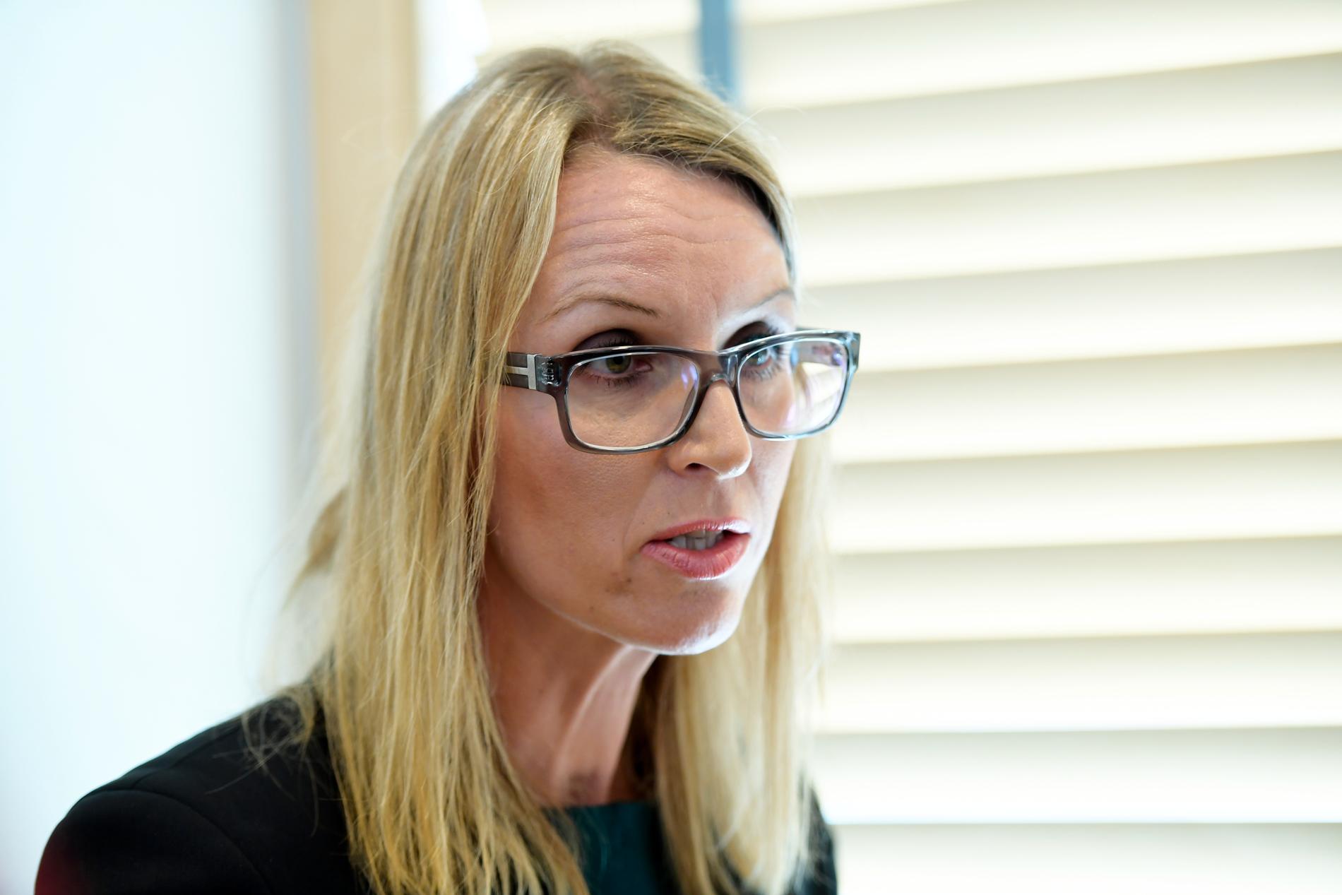 Jessica Wenna, kammaråklagare i Västerås, är liksom advokat Eriksson tveksam till ett gängförbud.