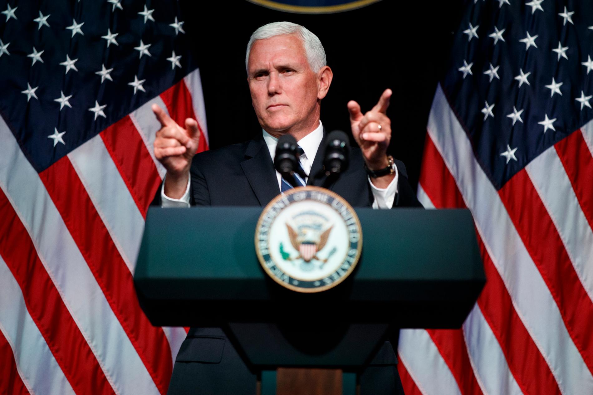 USA:s vicepresident Mike Pence presenterar planerna på en rymdstyrka.